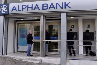 Una sucursal del banco Alpha, en Atenas.