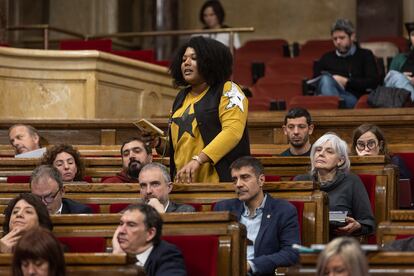 La diputada Nogay Ndiaye, de la CUP, en pie, en una imagen de archivo de una sesión de control a los miembros del Govern en el pleno en el Parlament.