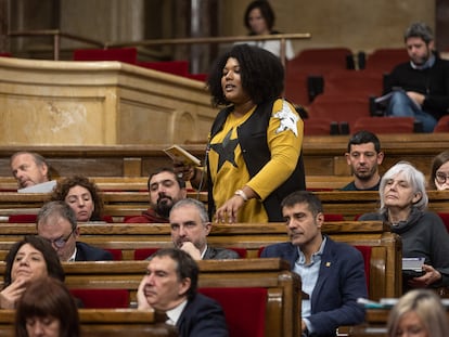 La diputada Nogay Ndiaye, de la CUP, en pie, en una imagen de archivo de una sesión de control a los miembros del Govern en el pleno en el Parlament.