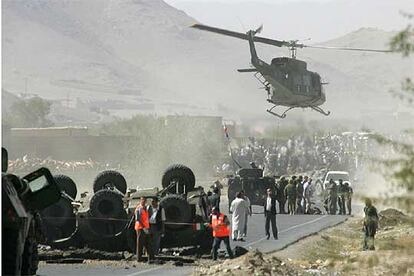 Un helicóptero sobrevuela la zona de una carretera en el sur de Kabul donde se produjo un atentado en el que murió un soldado italiano.