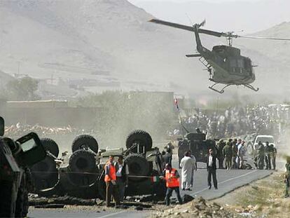 Un helicóptero sobrevuela la zona de una carretera en el sur de Kabul donde se produjo un atentado en el que murió un soldado italiano.