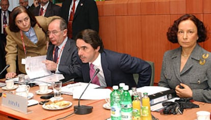 De izquierda a derecha, Loyola de Palacio, Rodrigo Rato, José María Aznar y Ana Palacio, ayer al inicio de la reunión del Consejo Europeo en Bruselas.