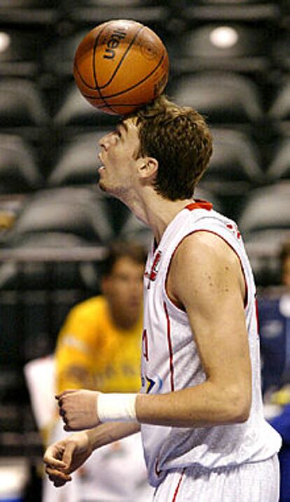 Gasol juega con el balón durante el partido contra Brasil.