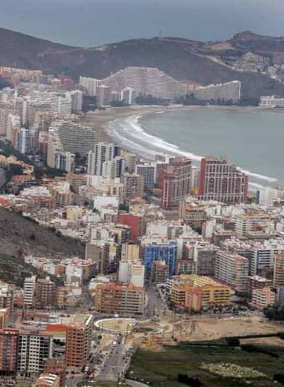 Edificios en torno a la playa de Cullera y nuevas construcciones a la entrada del municipio. La localidad prevé recalificar otros 10 millones de metros de suelo para edificar.