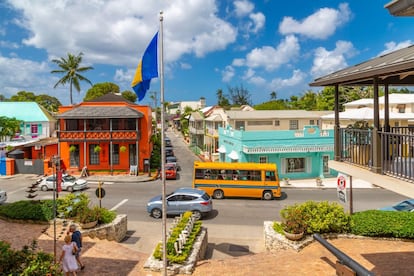 <a href="https://www.visitbarbados.org/es/" target="_blank">Barbados</a> está rodeada de playas de arena blanca y aguas azul celeste. Hasta aquí, como casi todas las islas del Caribe. Pero su encanto está probablemente en el interior, al margen de las playas, en un exuberante paisaje entre colinas onduladas salpicadas por restos de la época colonial, enormes casas de plantaciones que evocan los tiempos de los colonos europeos y unos jardines botánicos increíbles, gracias a las buenísimas condiciones climáticas. La salvaje costa este es, además, legendaria para los amantes del surf, y también se encuentran opciones para el senderismo, el windsurf o el submarinismo. Una isla que se mueve al son del calipso y disfruta de un ron de fama mundial. El rompiente más famoso para los surfistas es el de Soup Bowl, junto a la playa del norte de Bathsheba, una ola poderosa a la que llegan muchos surfistas de todo el mundo. Y para ver plantaciones, la de St. Nicholas Abbey, una de las más antiguas del Caribe, que embotella su propio ron. Y un detalle más: el críquet es más que un deporte nacional, es una obsesión. Una herencia de los ingleses, que convive con la tradición afrocaribeña, también muy arraigada.