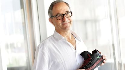 Ernesto Segarra, creador de los primeros zapatos compostables, en su vivienda de Valencia.
