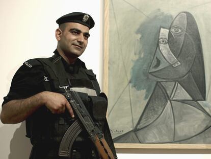 Un policía custodiaba el jueves <i>Busto de mujer, </i>en la Academia de Arte de Palestina.