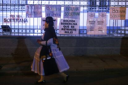 Carteles de protesta en la embajada de Argentina en Bolivia en La Paz.