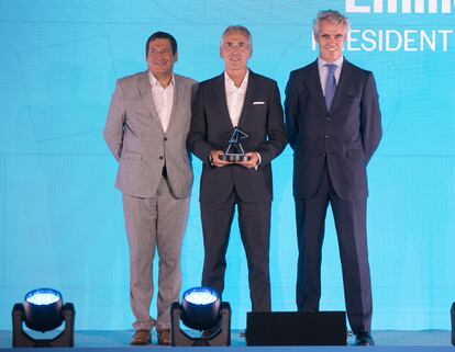 Desde la izquierda: Antonio Crespo, director comercial de Michelin España; Emilio Herrera, presidente de Kia España; e Ignacio Soto, director general de la Cadena SER .