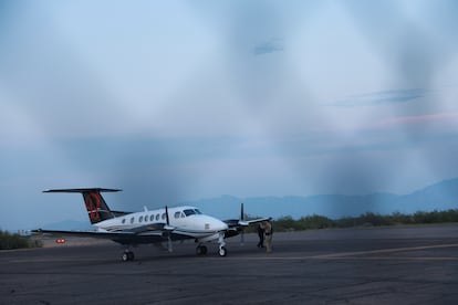 El avión que presuntamente transportaba a Zambada y Guzmán López, en el aeropuerto privado cerca de El Paso, el 25 de julio.