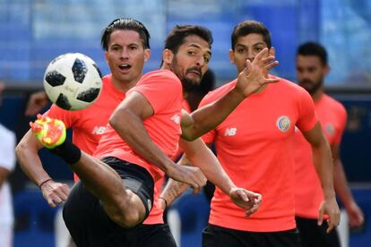 Meio-campista Celso Borges, da seleção da Costa Rica, controla a bola durante treino.