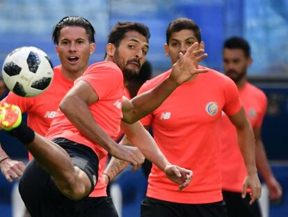 Meio-campista Celso Borges, da seleção da Costa Rica, controla a bola durante treino.