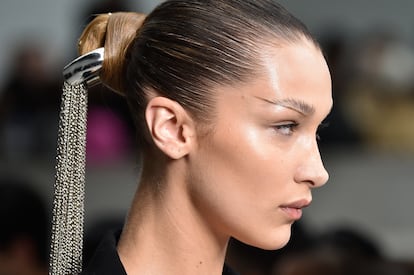 Bella Hadid durante el desfile de Mugler Primavera-verano 2020, en el que los maquilladores parecieron haber vaticinado la tendencia.