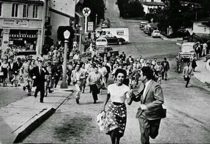 Esta es una escena de 'La invasión de los ladrones de cuerpos' en su versión de 1956, una película sobre unos seres que hacen siempre lo mismo, caminando juntos hacia ninguna parte.