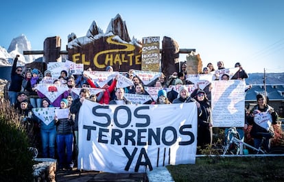 Varios integrantes de la Asamblea de Vecinos Unidos se manifiestan en la entrada del pueblo para pedir a la Municipalidad de El Chaltén y al Concejo Agrario Provincial que declaren la emergencia habitacional de la comunidad.  