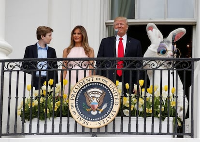 El presidente de EE UU, Donald Trump, con su hijo Barron (izquierda), la primera dama Melania Trump y un actor vestido de conejo de Pascua; en el balcón de Truman, durante la 139º Easter Egg Roll de la Casa Blanca en Washington, EE UU.