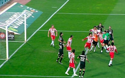 Momento en el que el portero del Deportivo, Aranzubia, cabezaea el balón para marcar el gol del empate ante el Almería.