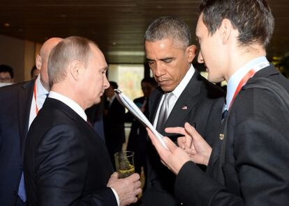 El presidente ruso, Vladimir Putin (izda), conversa con el presidente de Estados Unidos, Barack Obama (centro), durante el Foro de Cooperaci&oacute;n Asia-Pac&iacute;fico (APEC) en Pek&iacute;n (China) hoy, martes 11 de noviembre de 2014. EFE/Russian Presidential Press Servi CR&Eacute;DITO OBLIGATORIO