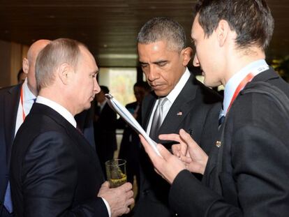 El presidente ruso, Vladimir Putin (izda), conversa con el presidente de Estados Unidos, Barack Obama (centro), durante el Foro de Cooperaci&oacute;n Asia-Pac&iacute;fico (APEC) en Pek&iacute;n (China) hoy, martes 11 de noviembre de 2014. EFE/Russian Presidential Press Servi CR&Eacute;DITO OBLIGATORIO