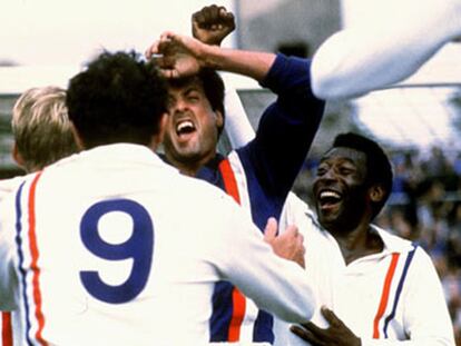 Sylvester Stallone, abrazado por sus compañeros (Pelé, a la derecha), tras parar el penalti en <i>Evasión o victoria.</i>