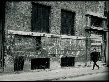 Una imagen de <i>1.395 días sin rojo,</i> proyecto en vídeo dirigido por Anri Sala y Sejla Kameric, que se exhibe en el Macba.