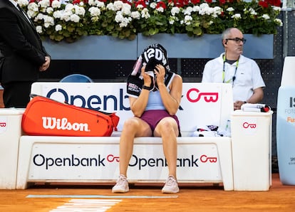 Sabalenka descansa tras un sets.