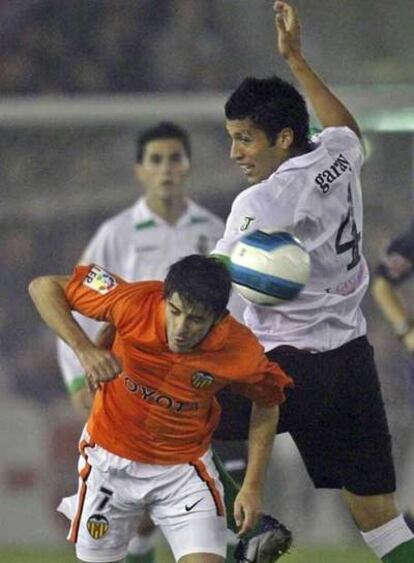 Garay, en un salto con el valencianista Villa.