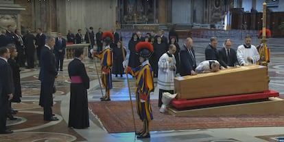 La delegación española, encabezada por los Reyes, ante el féretro del papa Francisco en la basílica de San Pedro.