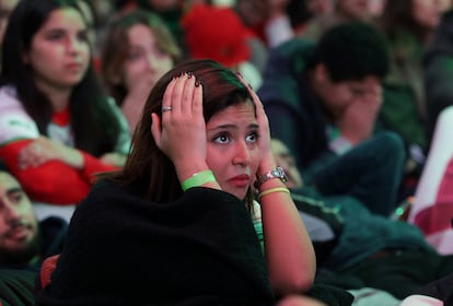 aficionada de Marruecos se lamenta durante la semifinal contra Francia.