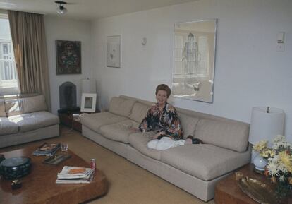 Deborah Kerr reposa en un sofá en una imagen alrededor de 1980.
