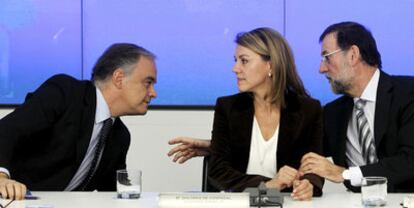 Esteban González Pons, Dolores de Cospedal y Mariano Rajoy, ayer en la sede del PP.