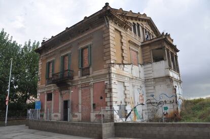 Edificio de la Torre de la Sagrera, situada en el número 52-62 de la calle Berenguer de Palou.