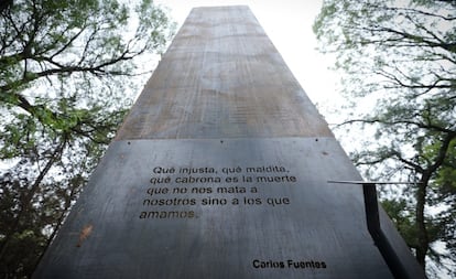 Una lámina del memorial con un texto de Carlos Fuentes.