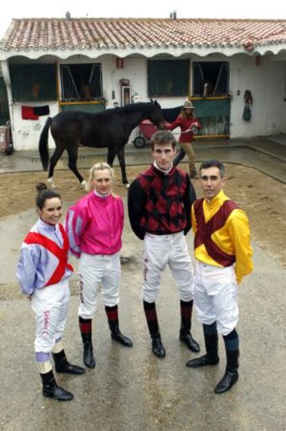 Lucía Gelabert, Ingrid Janáckova Koplikova, Román Martín Arranz y José Luis Martínez, junto a las cuadras del hipódromo de La Zarzuela.