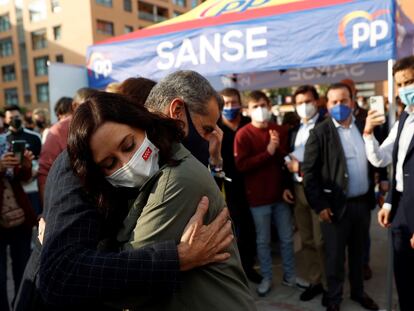 Toni Cantó y la presidenta madrileña, Isabel Díaz Ayuso, se abrazan durante un acto de campaña electoral del Partido Popular este miércoles en San Sebastián de los Reyes, Madrid.