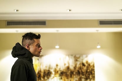 <p>El <em>hacker </em>brillante y a la par drogadicto que interpreta Rami Malek es capaz de hacer ataques piratas de bastante envergadura (no queremos hacer <em>spoilers</em>). La serie ha sido pionera en señalar el potencial de los ataques DDoS que han utilizado comunidades como <em>Anonymous</em>. Y realiza una aproximación realmente parecida al del <a href="http://tecnologia.elpais.com/tecnologia/2016/10/21/actualidad/1477059125_058324.html">pasado mes de octubre</a>, por su envergadura y por el misterio de sus artífices.</p>