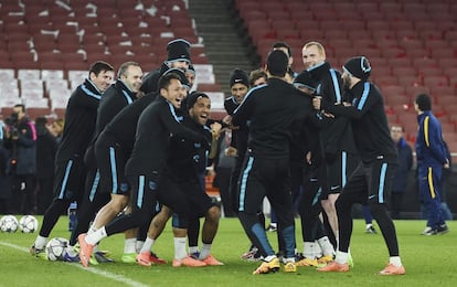 El Barcelona buscará este martes su primera victoria en el Emirates. En la foto, los jugadores del equipo azulgrana se entrenan en Londres.