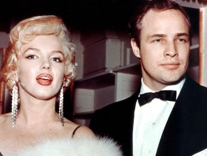 Marlon Brando en la ceremonia de los Oscar de 1955, mucho antes de que ganara y renegara del premio por &#039;El padrino&#039;. Aqu&iacute; al menos estuvo con Marilyn, que algo de premio tiene.