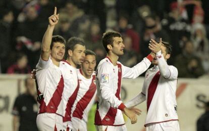 Los jugadores del Rayo festejan un gol.