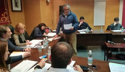 Óscar López Canencia jura de acta de concejal durante el pleno celebrado en marzo.