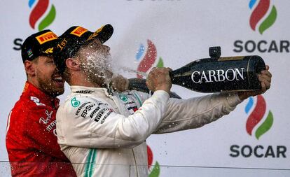 Bottas (d) y Vettel, en el podio de Bakú.