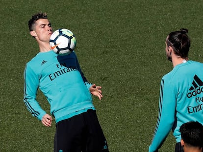 Cristiano Ronaldo pelotea con Bale en el entrenamiento de este viernes.