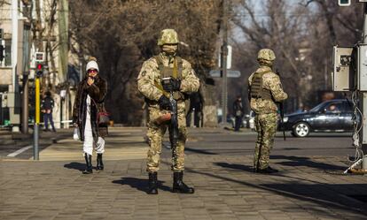 Control militar en una de las calles de Almaty (Kazajistán), este miércoles.