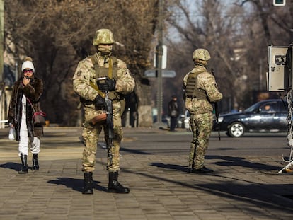 Control militar en una de las calles de Almaty (Kazajistán), este miércoles.