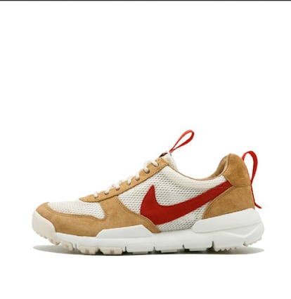 Este modelo, diseñado por el artista Tom Sachs, trata de representar el calzado del astronauta del futuro, capaz de resistir a las duras (suponemos) condiciones de la superficie de Marte. La primera versión de la zapatilla salió a la luz durante la exhibición de Sachs en 2012: 'Space Program 2.0: Mars'. Sin embargo, durante todos estos años, y a pesar de haber resistido a todos los test, el creador de esta zapatilla espacial no estaba completamente satisfecho con la calidad y el 'confort' logrados. La zapatilla fue finalmente mejorada y lanzada en su nueva versión en verano del año pasado por 200 euros. En algunos portales de reventa llega ahora a los 2.400 euros.