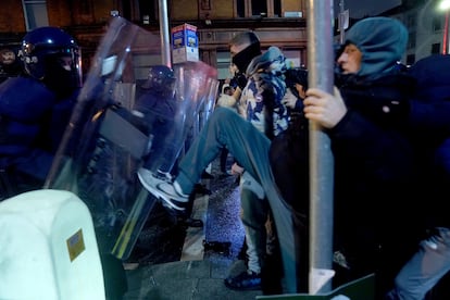 Enfrentamientos entre los manifestantes y las fuerzas de seguridad, este jueves en Dublín. 