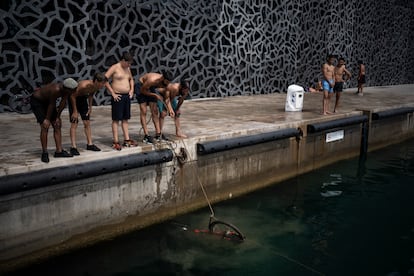 La ola de calor que está azotando la Península Ibérica también se deja sentir en Francia, donde los termómetros también se han disparado. Météo France, el servicio meteorológico nacional de Francia, ha informado de que algunas regiones del sur del país podrían superar los 39 grados. Y otras regiones del atlántico francés también sufrirán los efectos del calor. En Burdeos, las autoridades locales se preparaban para distribuir agua entre las personas sin hogar, informó 'Le Monde'. En la imagen, bañistas sacan este miércoles una bicicleta sumergida en las aguas del puerto de Marsella, en el sur de Francia.