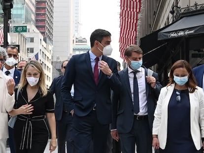 Pedro Sánchez (en el centro) pasea por Nueva York durante el viaje oficial a EE UU, el pasado 21 de julio.
