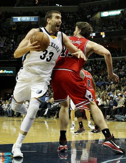 Esta temporada, después de que muchos le diesen perdido para la élite del baloncesto, Pau está haciendo una de sus mejores temporadas en los Chicago Bulls (lleva 13 dobles-dobles; dos más, e igualará el récord de Michael Jordan en la franquicia). Marc sigue en los Grizzlies de Memphis, con los que ha conseguido el mejor inicio en la historia del equipo. En la imagen, los dos hermanos en el encuentro que disputaron el pasado mes de diciembre.