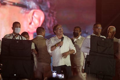 Gustavo Petro habla durante un evento de cierre de campaña en Barranquilla, el 21 de mayo.